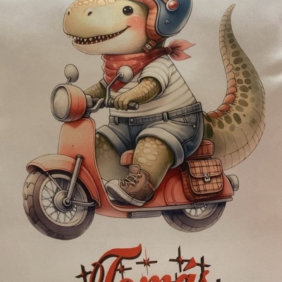 Dinossauro caricaturado em scooter numa estampa com texto 'Tomás'.