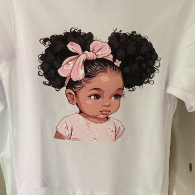 Camiseta branca com estampa de menina de cabelo afro em coques com laço rosa