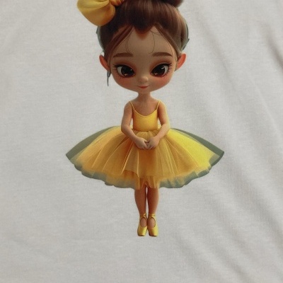 T-shirt branca com estampa de boneca bailarina amarela