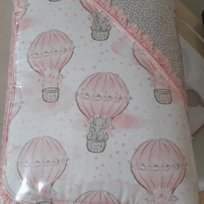 Manta de bebé com padrão de balões cor-de-rosa e elefantes, com borda ondulada cor-de-rosa