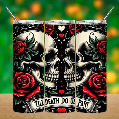 Conjunto de copos metálicos com design de caveiras e rosas vermelhas