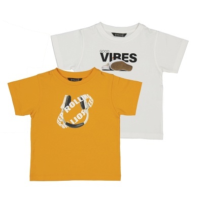 Dois t-shirts infantis, branco com texto e imagem, amarelo com padrão e texto em branco.
