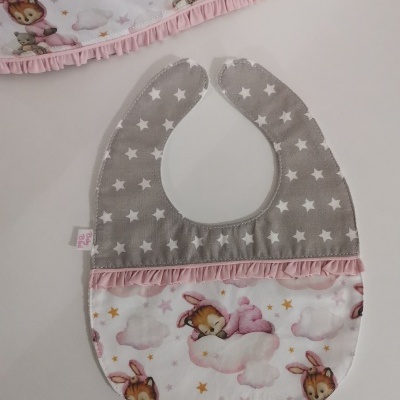 Babete de bebé com padrão de estrelas e coelhos a dormir em nuvens cor-de-rosa