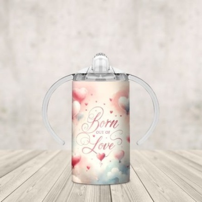 Chávena para bebé decorada com corações e texto Born out of Love