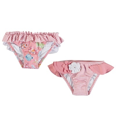 Dois calções de banho rosa para bebés, padrão peixe e xadrez com folhos e flores aplicadas.