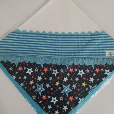 Fralda de bebé triângular com padrões de estrelas e riscas em azul e branco