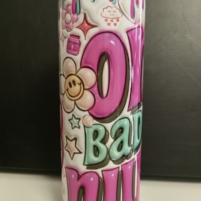 Frasco metálico branco com desenhos de flores, estrelas e texto colorido