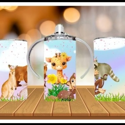 Caixas de presente com desenhos animados de animais em fundo colorido e padrão de grama