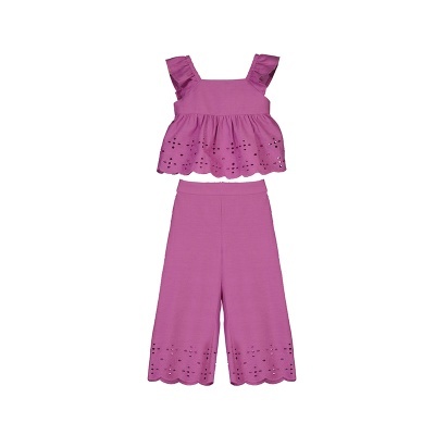 Conjunto infantil cor-de-rosa com top e calças com bordado vazado