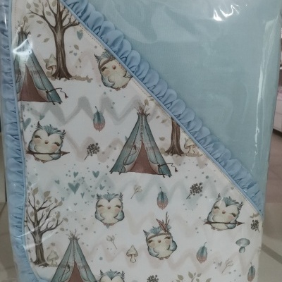 Cobertor azul claro para bebé com estampado de corujas, tendas índias e árvores