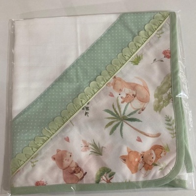 Fralda ou toalha de bebé com padrão animal e borda verde