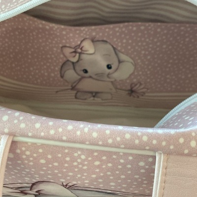 Mala cor-de-rosa com padrão de pontos, imagem de elefante bebé e interior listrado