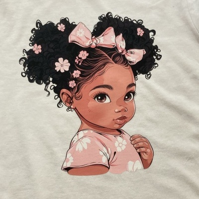 Camiseta branca com estampa de menina com cabelo encaracolado e laços cor-de-rosa
