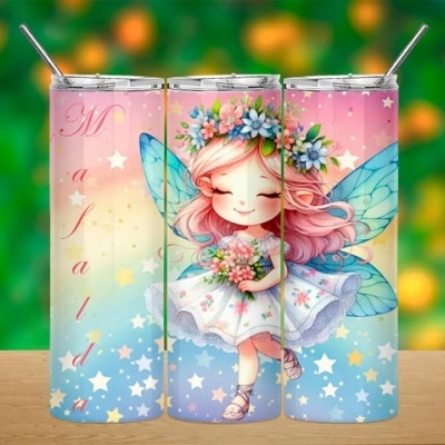 Três copos metálicos com ilustração de fada, asas azuis e coroa de flores