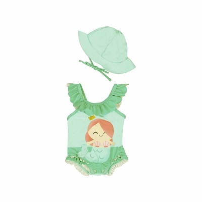 Conjunto de bebé verde água com padrão de sereia e chapéu correspondente
