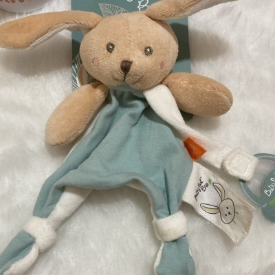 Brinquedo peluche coelho para bebé com roupa azul e branca