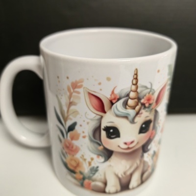 Caneca branca com desenho de unicórnio baby e flores coloridas