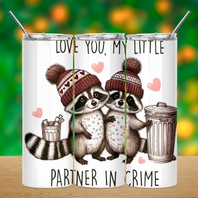 Dois copos térmicos brancos com desenho de guaxinins e texto em inglês.