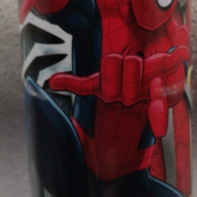 Copo metálico com imagem colorida do Spider-Man