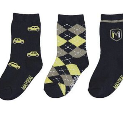 Três meias infantis pretas com padrões variados e texto MARVEL