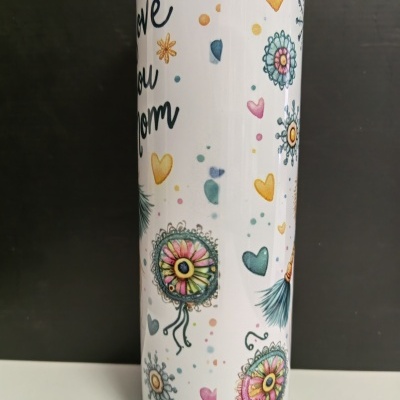 Garrafa branca decorada com flores coloridas, corações e pontos, com tampa transparente.