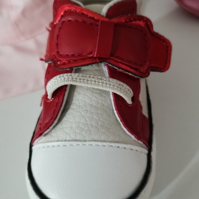 Ténis infantil branco e vermelho com laço e atacadores