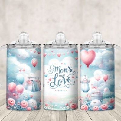 Três biberões decorados com nuvens, corações e flores em tons azuis e rosa com texto 'Mom's True Love'