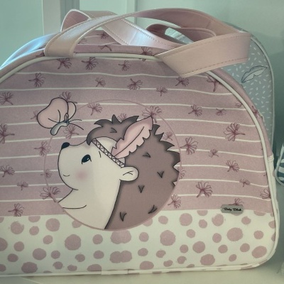 Mala rosa e branca com desenho de ouriço e borboleta