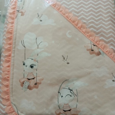 Cobertor de bebé com estampa de animais e borda cor-de-rosa