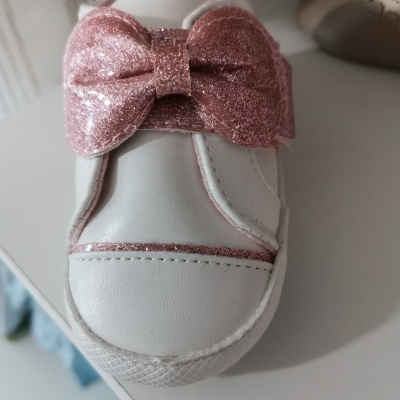 Ténis infantil branco com laço rosa em glitter