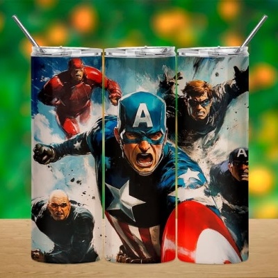 Três copos metálicos com canudo decorados com personagens dos Vingadores, incluindo Capitão América.