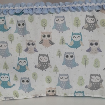 Tecido branco com padrão de corujas coloridas e bordado azul
