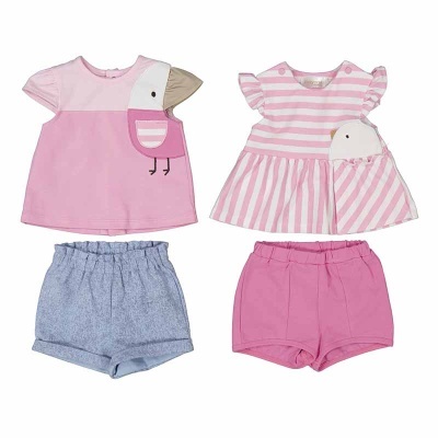 Conjunto de roupa infantil com t-shirts rosa com pato e calções cinzentos e rosa