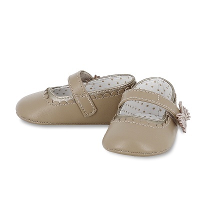Sapatos de bebé bege com velcro e laço decorativo
