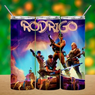 Copos térmicos metálicos com imagem de personagens armados e nome RODRIGO