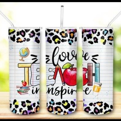 Copo térmico decorado com tema escolar e padrão de onça colorida