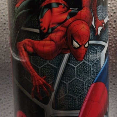 Copo plástico com Homem-Aranha em fundo escuro com padrão hexagonal