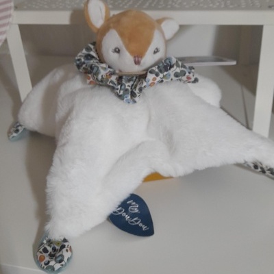 Brinquedo de pelúcia raposa castanha com tecido branco e detalhes estampados