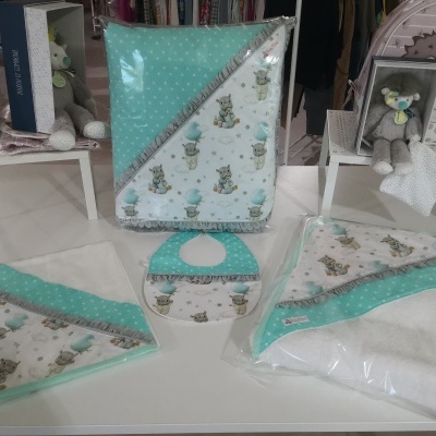 Toalhas infantis com padrão de coelhinhos e detalhes azuis