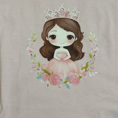 Camiseta rosa claro com estampa de menina com coroa e vestido rosa