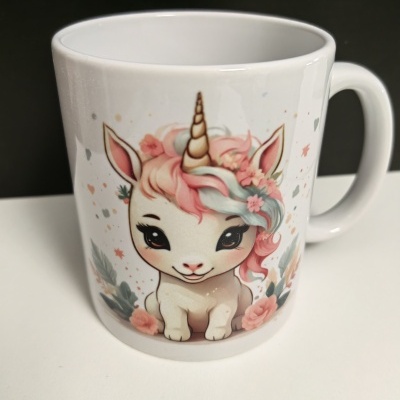 Caneca branca com desenho de unicórnio colorido em tons pastel