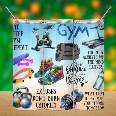 Três copos metálicos com decoração de ginásio e fitness