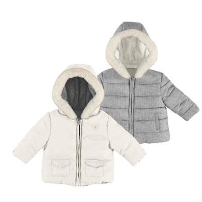 Dois casacos acolchoados de criança, um branco e outro cinzento claro, com capuz forrado de pelo sintético branco.