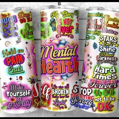 Cinco copos brancos com textos coloridos sobre saúde mental