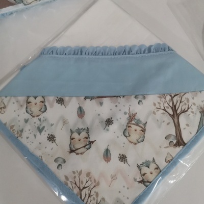Toalha de bebé azul com borda estampada de corujas e natureza