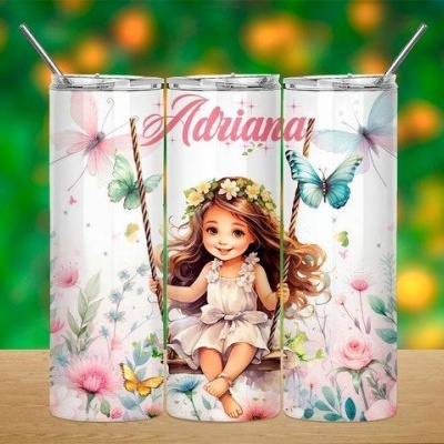 Três copos metálicos com tampa e palhinha com desenho de menina num baloiço e flores e borboletas, nome Adriana.