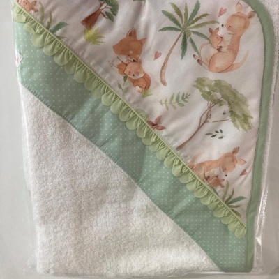 Toalha de banho para bebé com capuz e padrão de cangurus e árvores
