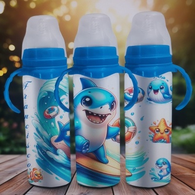 Três biberões infantis com decoração colorida de tubarões e ondas