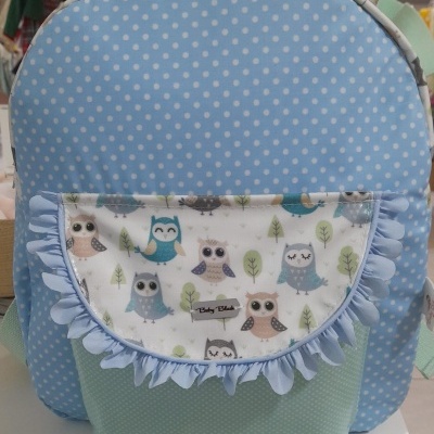 mochila infantil azul com bolsos verdes e padrão de corujas