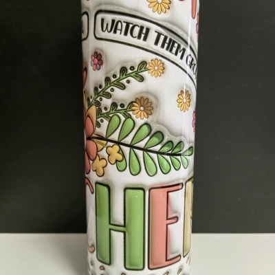 Copo térmico decorado com flores e texto em inglês 'WATCH THEM GROW'